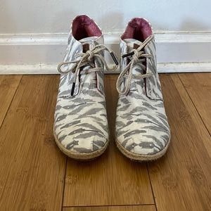 Toms wedge shoe. Size 6m, these fit my size 9 foot perfectly.